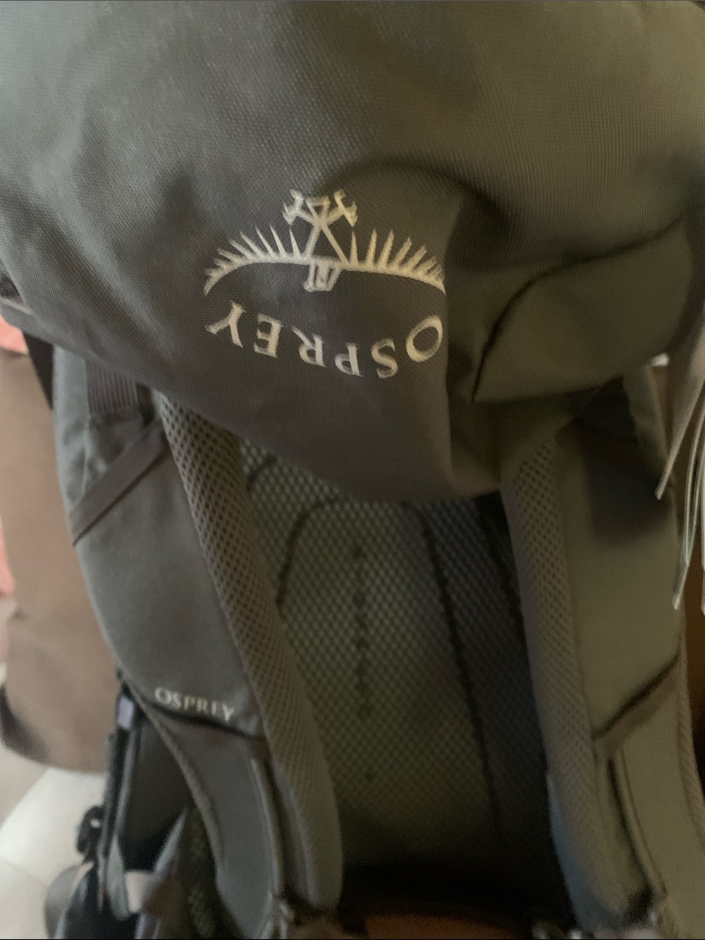 OSPREY Men's Dark Gray Hiking Backpack with Padded Straps